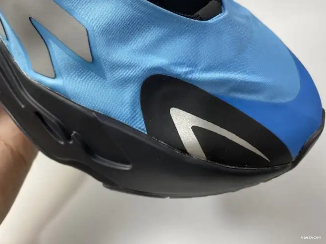 Yeezy ADIDAS GZ3079 'Bright MNVN Cyan' 700 Boost 0520